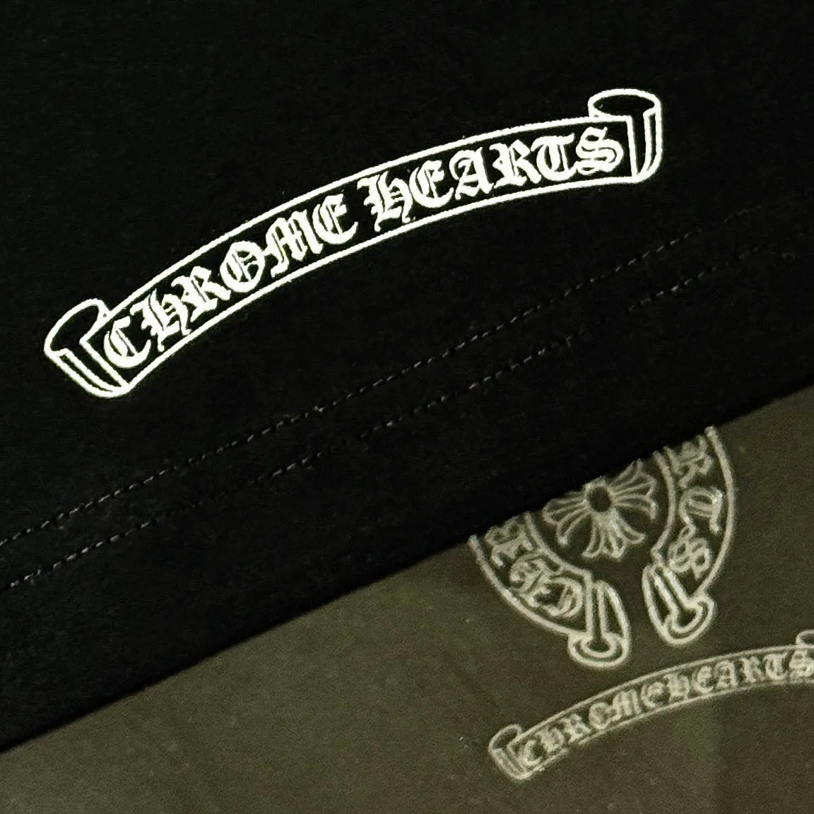 P170 Chrome Hearts 25 high-end versions. The fabric is made of 300 grams of high-density pure cotton. It does not deform or shrink. It has three labels. It is the same style for men and women. Technology: suede foaming + digital printing. Color: white, black. SIZE: S-XL.
